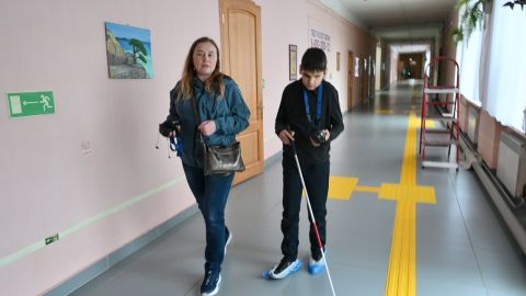 Фото-репортаж: «Умные помощники» из Владивостока учат обращаться с белой тростью