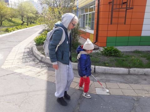 Фото-репортаж: «Умные помощники» из Владивостока учат обращаться с белой тростью