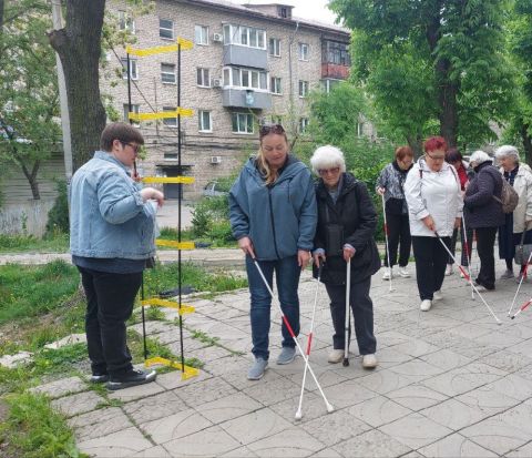 Фото-репортаж: «Умные помощники» из Владивостока учат обращаться с белой тростью