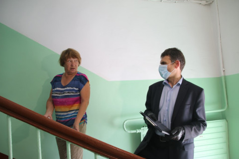 Фото-репортаж: Работу управляющих компаний города по обработке подъездов проверили во Владивостоке