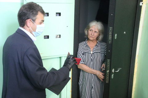 Фото-репортаж: Работу управляющих компаний города по обработке подъездов проверили во Владивостоке