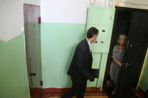 Фото-репортаж: Работу управляющих компаний города по обработке подъездов проверили во Владивостоке