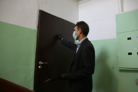 Фото-репортаж: Работу управляющих компаний города по обработке подъездов проверили во Владивостоке