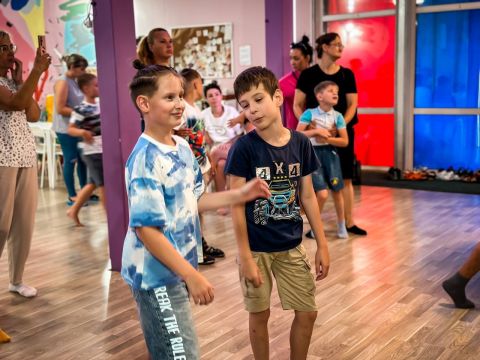 Фото-репортаж: НЗМУ собрал первоклашкам Находки школьный портфель