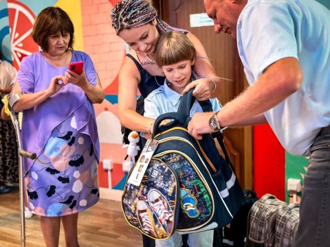 Фото-репортаж: НЗМУ собрал первоклашкам Находки школьный портфель