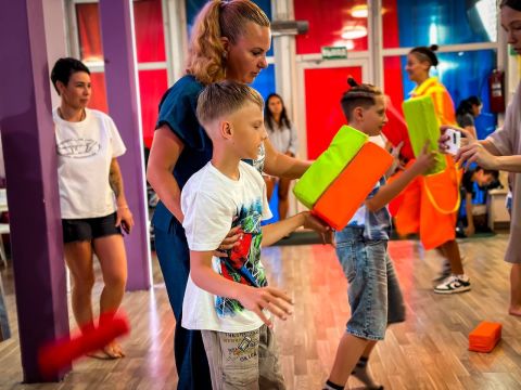 Фото-репортаж: НЗМУ собрал первоклашкам Находки школьный портфель