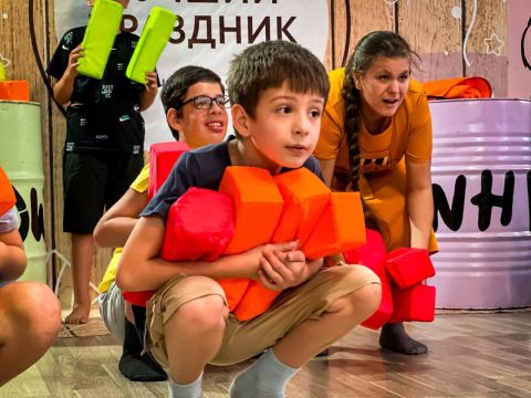 Фото-репортаж: НЗМУ собрал первоклашкам Находки школьный портфель