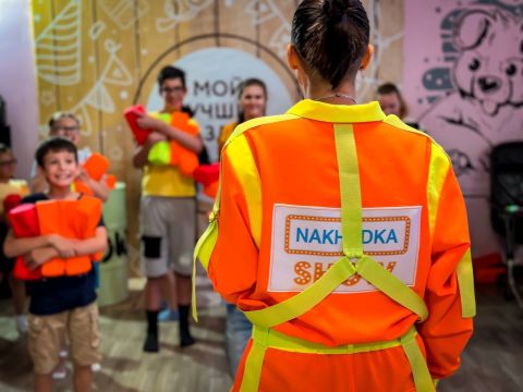 Фото-репортаж: НЗМУ собрал первоклашкам Находки школьный портфель