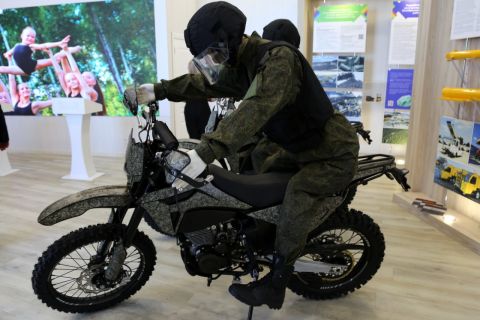 Фото-репортаж: Транспорт ВЭФ: от "Нивы" до БТР