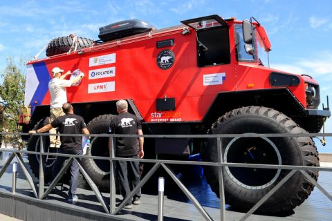 Фото-репортаж: Транспорт ВЭФ: от "Нивы" до БТР