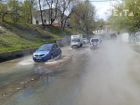 Фото-репортаж: Крупный порыв на теплотрассе ликвидируют во Владивостоке (ОБНОВЛЕНО В 16:28)