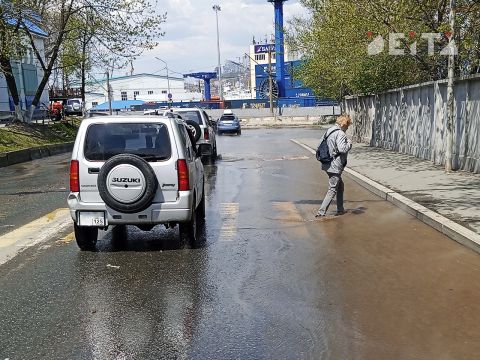 Фото-репортаж: Крупный порыв на теплотрассе ликвидируют во Владивостоке (ОБНОВЛЕНО В 16:28)