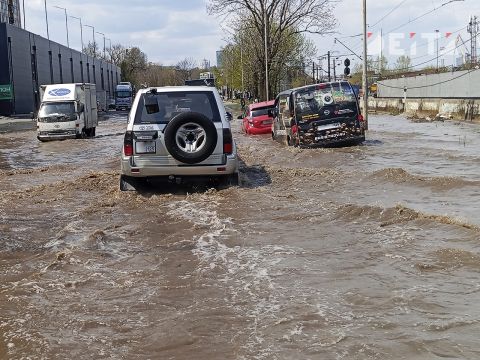 Фото-репортаж: Крупный порыв на теплотрассе ликвидируют во Владивостоке (ОБНОВЛЕНО В 16:28)