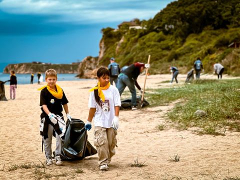 Фото-репортаж: Тонна стекла и пластика: НЗМУ провел субботник на пляже Коровьем