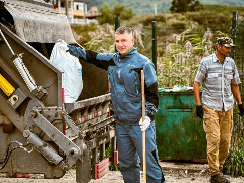 Фото-репортаж: Тонна стекла и пластика: НЗМУ провел субботник на пляже Коровьем