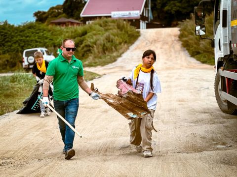 Фото-репортаж: Тонна стекла и пластика: НЗМУ провел субботник на пляже Коровьем