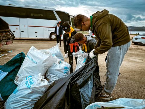 Фото-репортаж: Тонна стекла и пластика: НЗМУ провел субботник на пляже Коровьем
