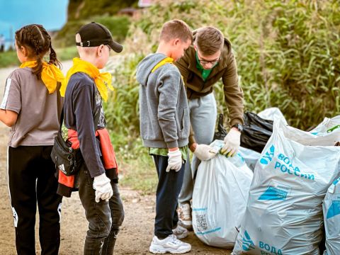 Фото-репортаж: Тонна стекла и пластика: НЗМУ провел субботник на пляже Коровьем