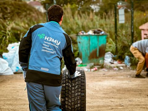 Фото-репортаж: Тонна стекла и пластика: НЗМУ провел субботник на пляже Коровьем