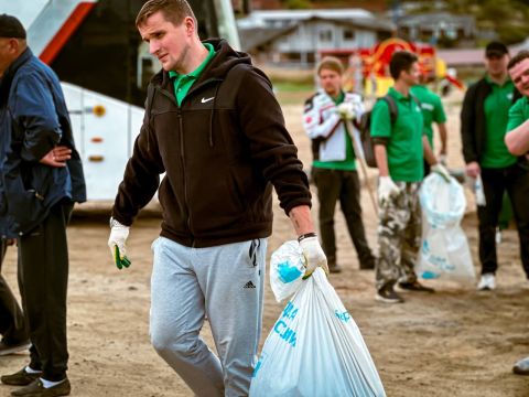 Фото-репортаж: Тонна стекла и пластика: НЗМУ провел субботник на пляже Коровьем