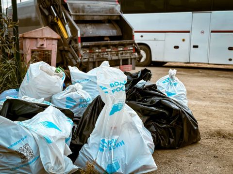 Фото-репортаж: Тонна стекла и пластика: НЗМУ провел субботник на пляже Коровьем