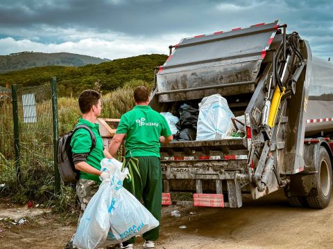 Фото-репортаж: Тонна стекла и пластика: НЗМУ провел субботник на пляже Коровьем