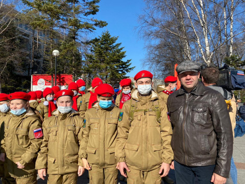 Фото-репортаж: Огромное Знамя Победы развернули в столице Приморья