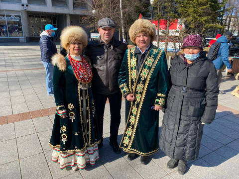 Фото-репортаж: Огромное Знамя Победы развернули в столице Приморья