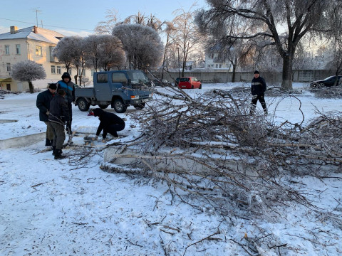 Фото-репортаж: Джони Авдои: «Бороться с последствиями стихии вышли многие жители Артема»