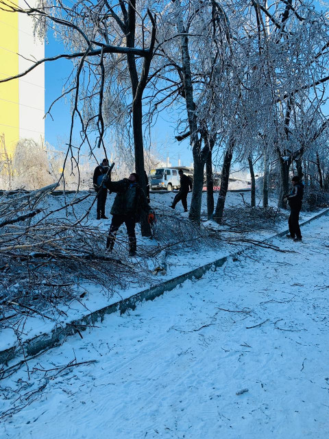 Фото-репортаж: Джони Авдои: «Бороться с последствиями стихии вышли многие жители Артема»