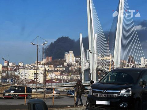 Фото-репортаж: 17-летний долгострой горит в центре Владивостока (ОБНОВЛЕНО)