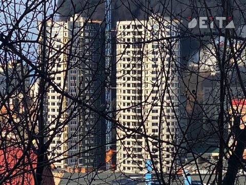 Фото-репортаж: 17-летний долгострой горит в центре Владивостока (ОБНОВЛЕНО)