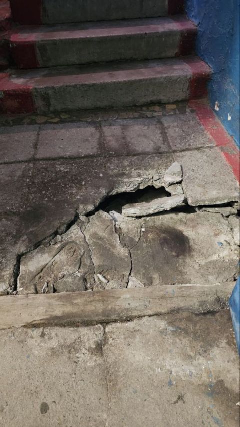 Фото-репортаж: Конструкции подъезда обрушаются из-за коммунальной аварии во Владивостоке