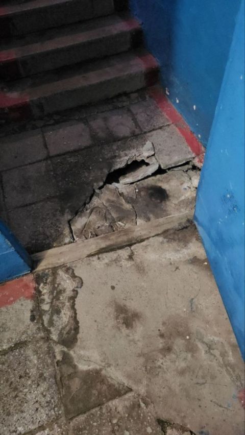 Фото-репортаж: Конструкции подъезда обрушаются из-за коммунальной аварии во Владивостоке