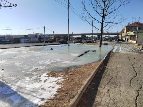 Фото-репортаж: Микрорайон Артёма отрезало от дороги из-за порыва водопровода