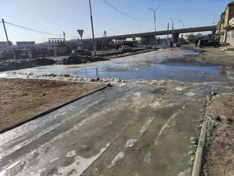 Фото-репортаж: Микрорайон Артёма отрезало от дороги из-за порыва водопровода