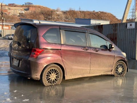 Фото-репортаж: Машины вмёрзли в лёд и заблокировали выезд с территории ЖК во Владивостоке