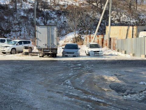 Фото-репортаж: Машины вмёрзли в лёд и заблокировали выезд с территории ЖК во Владивостоке