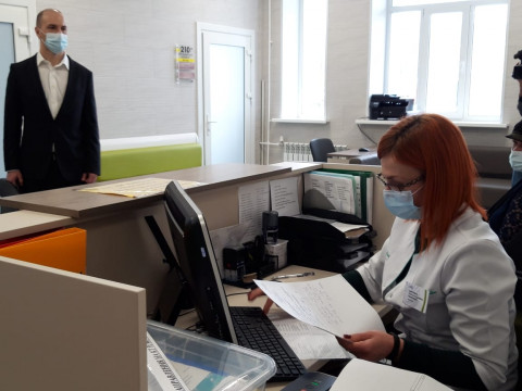 Фото-репортаж: Открывшейся после ремонта поликлинике во Владивостоке депутаты подарили стиральную машину и поздравили женщин врачей с наступающим 8 Марта