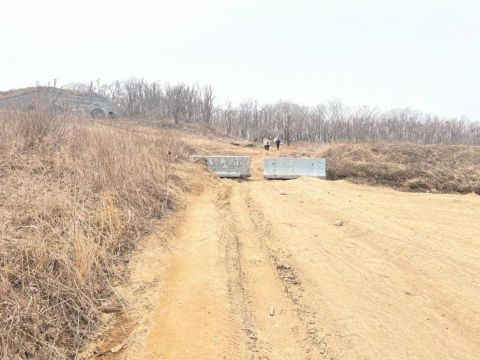 Фото-репортаж: Дорогу на мыс Тобизина перекрыли на Русском острове