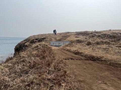 Фото-репортаж: Дорогу на мыс Тобизина перекрыли на Русском острове