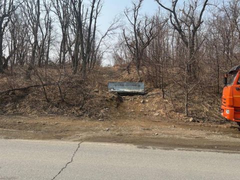 Фото-репортаж: Дорогу на мыс Тобизина перекрыли на Русском острове