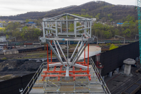 Фото-репортаж: Ключ к навесу: строители уникального для портов Дальнего Востока защитного сооружения готовы к монтажу