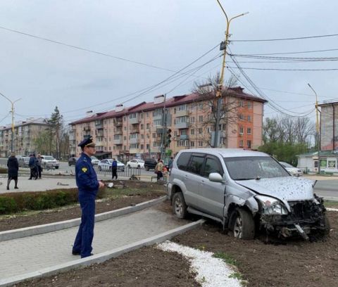 Фото-репортаж: ДТП с внедорожником и автобусной остановкой расследуют в Приморье