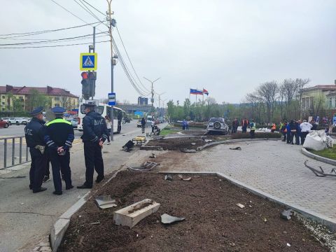 Фото-репортаж: ДТП с внедорожником и автобусной остановкой расследуют в Приморье