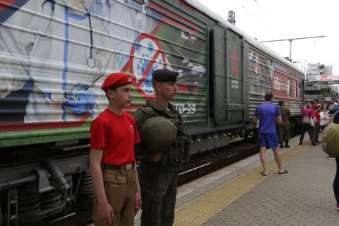 Фото-репортаж: Спецпоезд с "вежливыми людьми" и бронетехникой прибыл во Владивосток