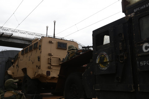 Фото-репортаж: Спецпоезд с "вежливыми людьми" и бронетехникой прибыл во Владивосток