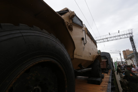 Фото-репортаж: Спецпоезд с "вежливыми людьми" и бронетехникой прибыл во Владивосток