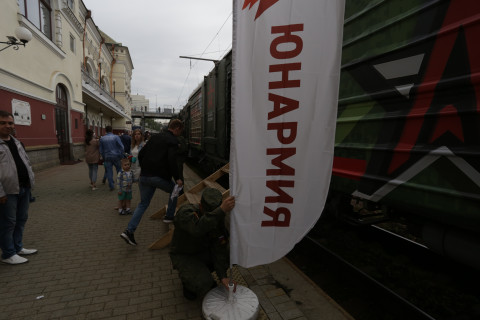 Фото-репортаж: Спецпоезд с "вежливыми людьми" и бронетехникой прибыл во Владивосток