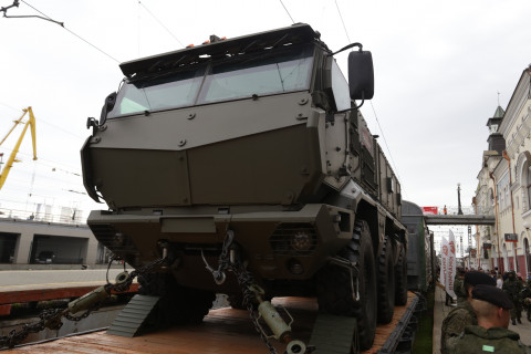 Фото-репортаж: Спецпоезд с "вежливыми людьми" и бронетехникой прибыл во Владивосток